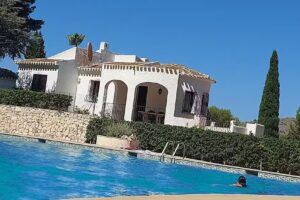 Cris y Javi Inmobiliaria S.L.