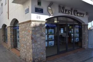 MAS I CASAS FINQUES I SERVEIS